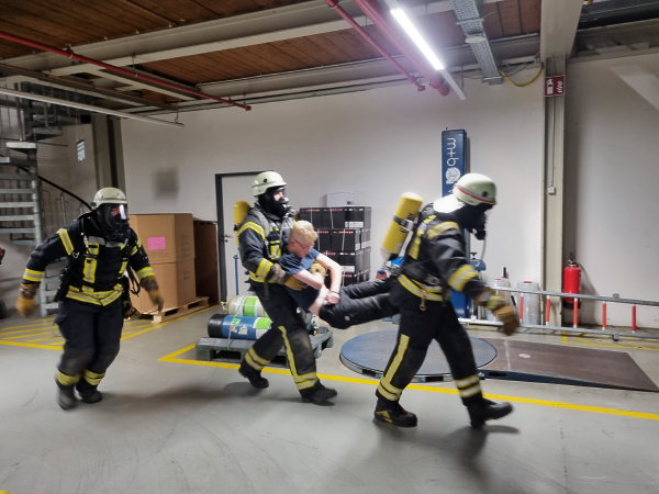STOCKO CONTACT 厂区的志愿消防队进行消防演习，确保更加安全